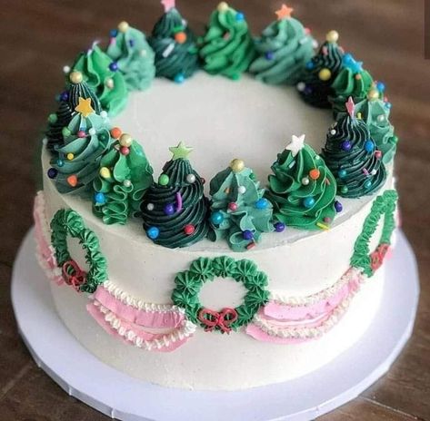 Cupcake Frosting Ideas Decorating, Christmas Tree Baking Ideas, Christmas Themed Sweets, Wreath Cake Christmas, Party Combo Cake Ideas, Cake Christmas Decoration, Cake Decorating Ideas Christmas, Christmas Theme Food, Trendy Cake Designs