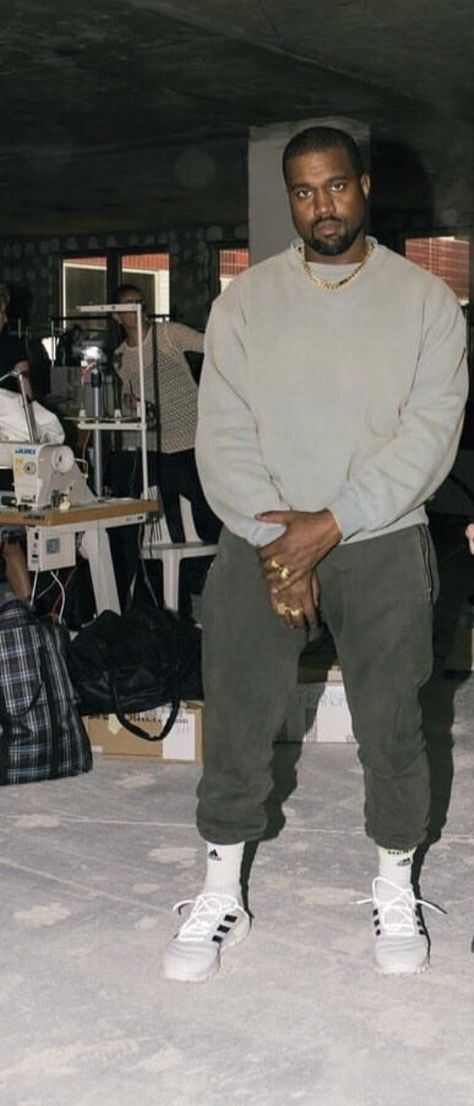 Kanye West Workwear, Mens Yeezy Outfit, Kanye Outfits 2022, Kanye Street Style, Kanye Black Outfit, Kanye Outfits Style, Kanye West Yeezy Outfit, Kanye Inspired Outfits, Kanye West Outfits Street Styles