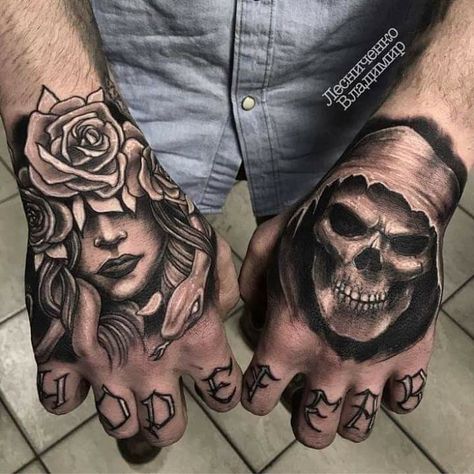 Rose Tattoo On Hand, Tattoo Main, Tattooed Hands, Herren Hand Tattoos, Skull Rose Tattoos, Catrina Tattoo, Skull Hand Tattoo, Rose Hand Tattoo, Skull Sleeve Tattoos