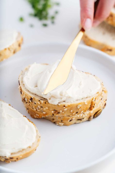 This 5-ingredient vegan cream cheese is finally a recipe worth making. It comes together in 5 minutes! All you need is nutritional yeast, refined coconut oil, silken tofu, salt, and vinegar. That's it. Throw it all in a blender and voila! It's time you conquer vegan cheese. Start with this creamy, tangy, and spreadable cream cheese. Toast Snacks, Vegan Cream Cheese Recipe, Tofu Cream, Tofu Cream Cheese, Dairy Free Cream Cheese, Vegan Cheese Recipes, Refined Coconut Oil, Vegan Cream, Silken Tofu