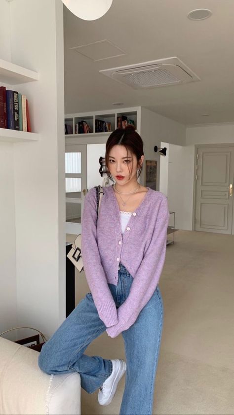 Modest Girly Outfits Classy, School Outfits Streetwear, Outfits Sweater Vest, City Girl Outfits, Easy Pose Ideas, Sweater Vest Outfits, Spring Korean Fashion, Poses Easy, Moda Ulzzang