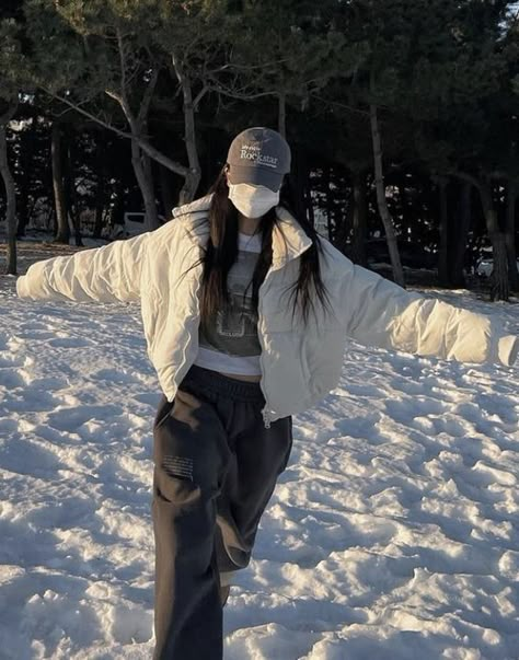 Korean Girl Winter Outfit, Acubi Winter Style, Acubi Style Outfits Winter, Winter Acubi Fashion, Winter Fashion Asian, Winter Fashion Outfits Korean, Winter Asian Fashion, Korean Outfits Winter, Outfits For Cold Days