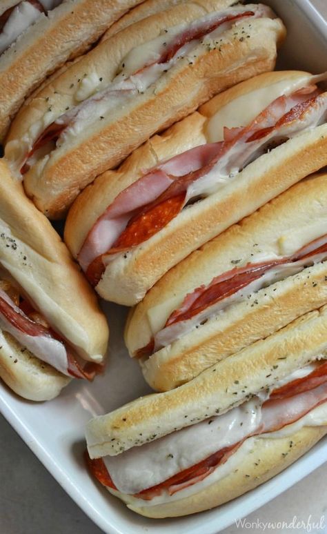 easy party food for a crowd Hot Italian Sandwiches, Sassy Sandwiches, Italian Sandwiches, Italian Sandwich, Sub Sandwiches, Large Crowd, Think Food, Snacks Für Party, Soup And Sandwich