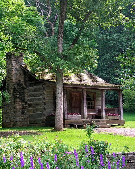 indiana  outside the city’s 50 cabins Old Log Cabin, Old Cabins, Granny Pod, Log Cabin Living, A Cabin In The Woods, Little Cabin In The Woods, Casa Country, Cozy Cabins, Little Cabin