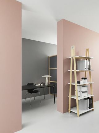 Les idées déco de murs colorés pour égayer une pièce : Album photo - aufeminin Grey Kitchen Colors, Murs Roses, Living Room Wall Color, Room Wall Colors, Pink Bedroom Decor, Kitchen Wall Colors, Abstract Art Paintings, Trendy Living Rooms, Paint Colors For Living Room