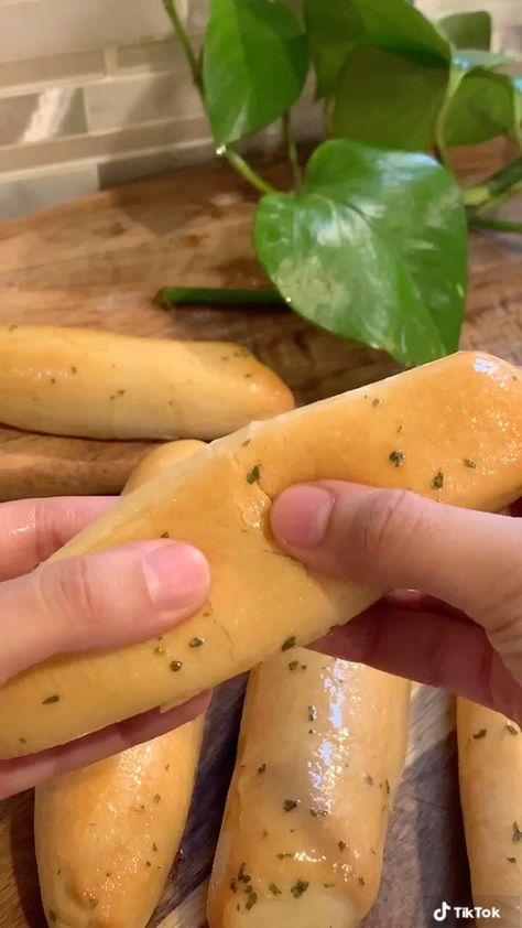 Olive Garden Breadsticks, Food Recepie, Idee Pasto Sano, Fun Baking Recipes, Olive Garden, Food Videos Desserts, Bread Recipes Homemade, Interesting Food Recipes, Yummy Food Dessert