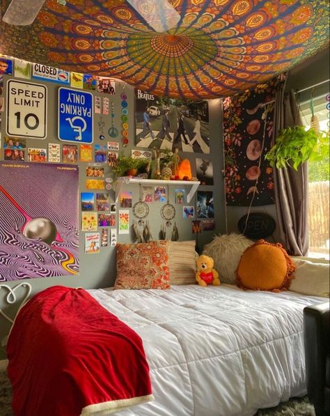 Colorful Bright Room Aesthetic, Retro Dorm Room Ideas, Indie Dorm Room Ideas, Hippie Dorm Room Ideas, Hippie Room Inspo, Hippie Room Ideas, 70s Bedroom Ideas, Hippie Room Aesthetic, Boho Hippie Room