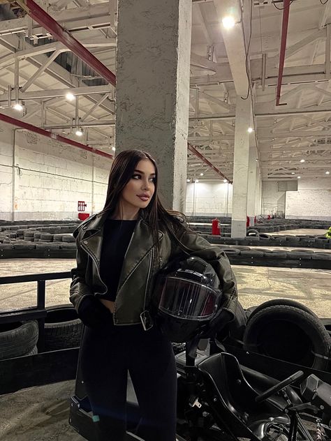 Go Karting Outfit Ideas, Go Carting Outfit Ideas, Go Cart Aesthetic, Motorcycle Women Outfits, Go Kart Racing Outfit, Go Carting Outfit, Karting Outfit, Go Karting Outfit, Go Karting Aesthetic