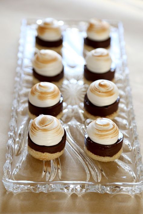 Or really bring in that country, homey feel with some tiny s'mores stacks passed around at the party. Merengue Frosting, Toasted Meringue, Meringue Topping, Petite Fours, Magical Food, Meringue Recipe, Cake Mini, Food Time, Cracker Crust