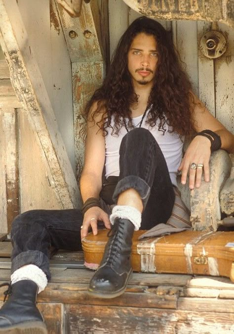 Chris Cornell Young, 90s Outfit Party Hip Hop, 90s Fashion For Men, 90s Outfits Party, Grunge Hairstyles, Sound Garden, Xavier Rudd, Fashion Guys, Punk Pants