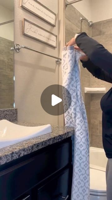 Decor Towels In Bathroom, How To Hang Towels Decoratively, Towel Styling Bathroom, Bath Towel Display Ideas, How To Hang Bathroom Towels On Towel Bar, Restroom Towel Decor, Styling Towels In Bathroom, How To Style Hand Towels In Bathroom, Bathroom Towel Arrangement Ideas