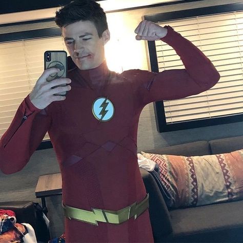 xs on Instagram: "The Flash Season 5 BTS Photo 💜⚡️" Grant Gustin Flash, Grant Gustin The Flash, Barry Allen The Flash, Flash Barry Allen, The Flash Grant Gustin, The Flash Season, Star Labs, Univers Dc, Flash Arrow