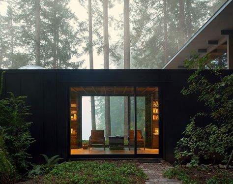 A forest hideaway in Washington state | 1843 A House In The Woods, Tiny Cabin, Bunk House, Design Del Prodotto, Architecture Student, Modern Cabin, Design Exterior, Forest House, Style At Home