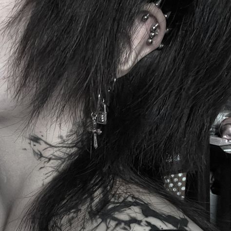 Punk Ear Piercings, Nana Osaki Aesthetic, Emo Piercings, Punk Piercings, Kei Visual, Nana Osaki, Pierce The Veil, Piercing Tattoo, Body Mods