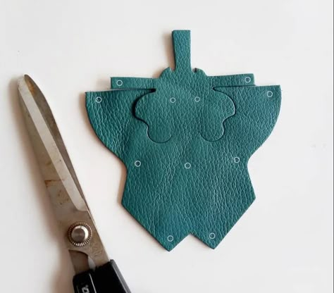 Leather Elephant Keychain, Leather Animals Pattern, No Sew Leather Projects, Leather Key Holder Diy, Leather Keychain Pattern, Leather Keychain Ideas, Diy Leather Keychain, Leather Keychain Diy, Leathercraft Ideas