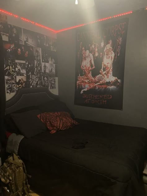 Cuarto Dark, Heavy Metal Room Ideas, Metalhead Bedroom Ideas, Goth Teen Bedroom, Black Metal Bedroom, Metalhead Room Ideas, Cute Goth Bedroom, Metalhead Bedroom, Metal Head Room