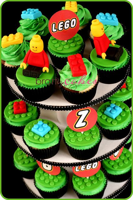 Lego Cupcake Tower by Natty-Cakes (Natalie), via Flickr (the little fondant circles are cut out with a round piping tip) Lego Torte, Lego Cupcakes, Lego Party Ideas, Lego Theme, Eat Cupcakes, Lego Cake, Cupcakes Decorados, Lego Birthday Party, Cupcake Tower