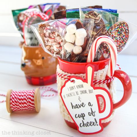 Hot Chocolate Drink Kit Gift with FREE Silhouette Cut File for Gift Tags | Pointers for how to print-and-cut custom gift tags on silver foil with your Silhouette, tips for creating yummy chocolate dipping spoons, plus a whole collection of holiday projects to tackle with your Silhouette machine! via thinkincloset.com Diy Christmas Gifts Hot Chocolate, Chocolate Dipping, Hot Chocolate Spoons, Hot Chocolate Gift, Hot Chocolate Gifts, Chocolate Spoons, Hot Chocolate Drinks, Spoon Gifts, Free Printable Gifts