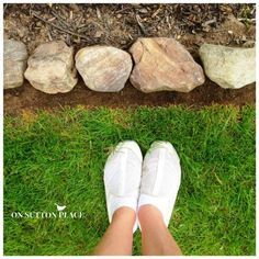 Garden Border Stones, Rock Borders, Garden Edging Stones, Rock Edging, Backyard Flowers Beds, Edging Stones, Landscape Borders, Garden Rock Border, Rock Border