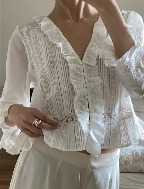 Lace Undershirt, Lacey Blouse, White Boho Blouse, Ss 25, White Lace Blouse, Feminine Top, Linens And Lace, Lace Dresses, Feminine Outfit