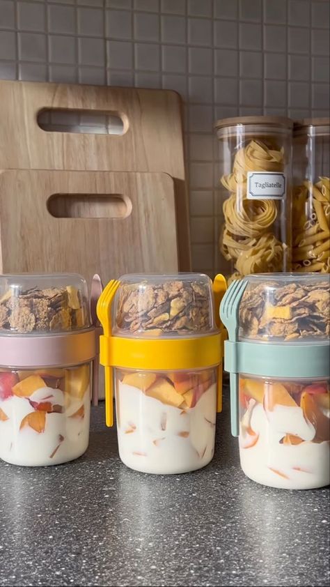 School Lunch Salad, Lunch Astethic, Lunch Box Aesthetic, Muesli Cups, Smoothie Oats, Gym Snacks, Cereal Oatmeal, Cute Lunch Boxes, Healthy Lunch Snacks