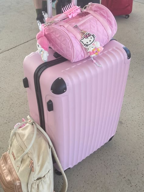 Airport Pink Aesthetic, Cute Suitcases Aesthetic, Suitcase Pink Aesthetic, Pink Luggage Outfit, Purple And Pink Besties, Hello Kitty Travel Bag, Pink Suitcase Aesthetic Airport, Cute Pink Suitcase, Pink Airport Aesthetic