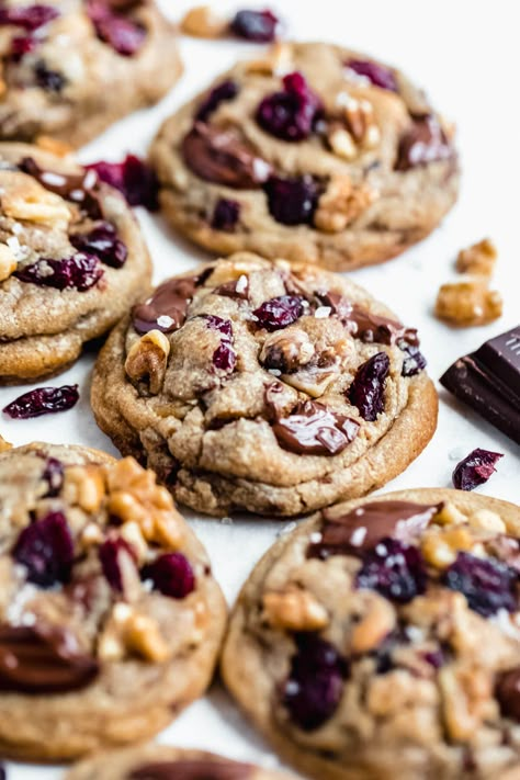 These Salted Dark Chocolate Cranberry Walnut Cookies are super thick and chewy with slightly crispy edges and a soft centre. Packed with walnuts, dried cranberries, rich dark chocolate and sprinkled with sea salt, these cookies are loaded with irresistible flavours! | queensleeappetit.com #cookies #walnut #cranberry #chocolate Dark Chocolate Cherry Cookies, Dried Cranberry Recipes, Cranberry Walnut Cookies, Cookies Walnut, Walnut Cookies Recipe, Dried Cranberries Recipes, Walnut Cookie Recipes, Cranberry Cookies Recipes, Cranberry Chocolate