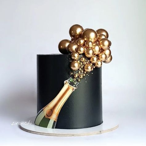 Creative Birthday Cake Ideas, Black And Gold Birthday Cake, Black And Gold Cake, Elegant Cake Design, Alcohol Cake, Birthday Cake Decorating Ideas, Gold Birthday Cake, Book Cakes, Unique Birthday Cakes