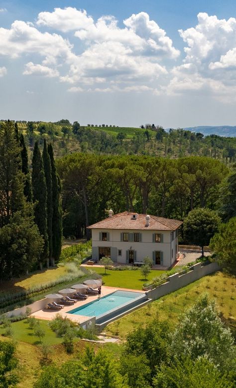 Villa In Italy, Tuscany House, Elegant Villa, Villa Toscana, Tuscan Landscape, Italy House, Italy Villa, Villa With Pool, Villas In Italy