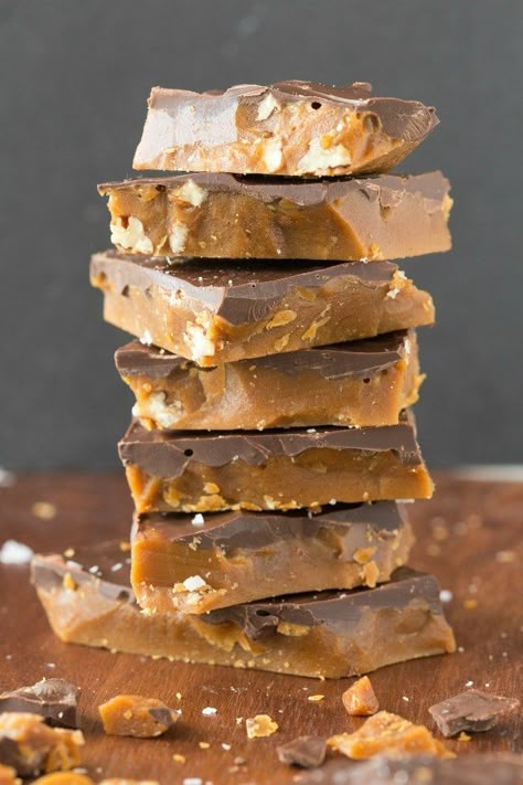 Keto Sugar Free English toffee Crack Recipe- No sugar, 4 ingredients and ready in minutes! Vegan, Paleo and Gluten Free. Healthy Christmas Dessert Recipes, Keto Toffee, Healthy Christmas Desserts, English Toffee Recipe, Healthy Holiday Desserts, Clean Sweets, Low Carb Candy, Homemade Toffee, Almond Toffee