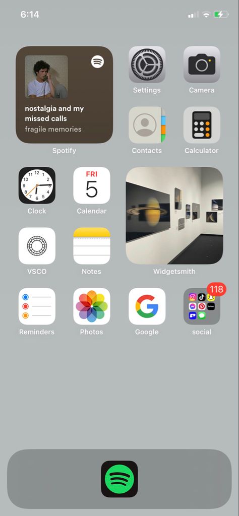 Iphone Layout Widget, Simplistic Home Screen, Cool Iphone Home Screen Layout, Home Screen Layout Iphone Minimalist, Iphone Layouts Simple, Homescreen Setup Iphone, Home Screen Layout Minimalist, Minimalistic Iphone Layout, Phone Apps Organize