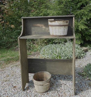 Bucket Bench, Barn Board Projects, Primitive Bench, Primitive Decor Ideas, All Wood Furniture, Pallet Barn, Antique Crock, Prim Crafts, Simple Building