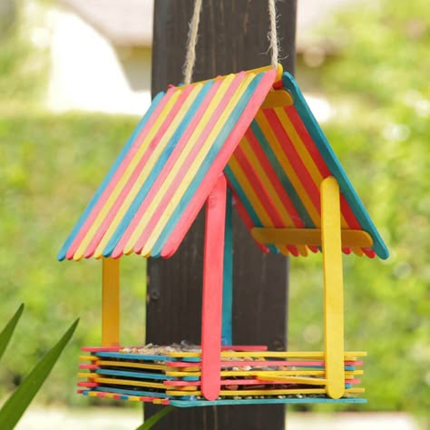 Homemade Bird Feeders, Diy Popsicle, Popsicle Crafts, Diy Bird Feeder, Stick Art, Diy Birds, Stick Crafts, Bird Houses Diy, Popsicle Stick Crafts