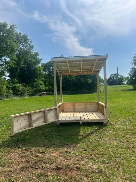 Fence Line Round Bale Feeder, Diy Hay Feeder For Horses, Horse Feeder Diy, Round Bale Hay Feeder, Hay Hut, Farm Animals Ideas, Spring To Do List, Diy Hay Feeder, Hay Shed