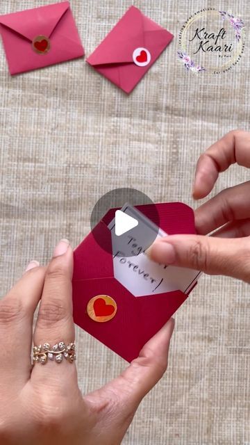 How To Make Origami Envelopes, Mini Envelope Card Ideas, Cute Mini Envelopes, Cute Mini Envelopes Diy, Couple Paper Craft, How To Fold A Small Envelope, Mini Origami Envelope, How To Make An Envelope For A Gift Card, How To Fold Mini Envelopes