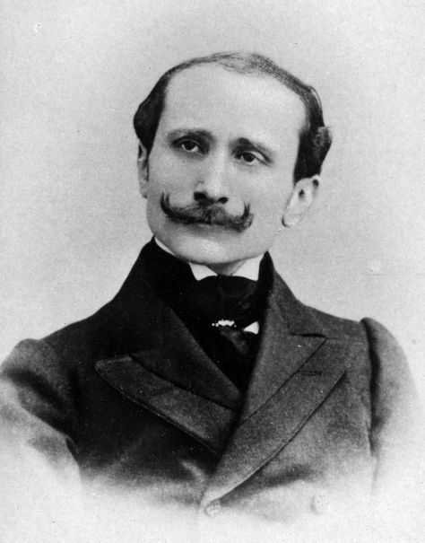 Edmond Eugène Joseph Alexis Rostand (1. dubna 1868, Marseille – 2. prosince 1918, Paříž) byl významný francouzský dramatik a básník. Rostand se narodil do zámožné rodiny jako syn ekonoma a advokáta Eugèna Rostanda (1843–1915), díky čemuž se mu dostalo nejen dobrého vzdělání na Collège Stanislas de Paris, ale i finančního zajištění, které mu umožnilo věnovat se volné literární tvorbě. Patrick Modiano, Edmond Rostand, Alphonse Daudet, French Literature, Paul Verlaine, Milan Kundera, Michel De Montaigne, Emile Zola, Honore De Balzac