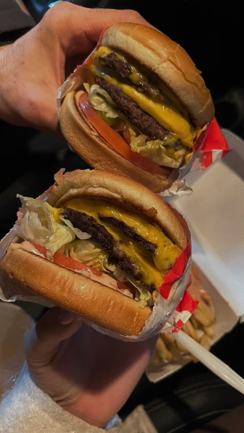 burger | car date | in n out  | fast food | food | aesthetic Car Date, Breakfast Spread, American Fast Food, Diy Hot Cocoa, Fast Food Places, Cup Of Hot Cocoa, Beautiful Breakfast, In-n-out Burger, Fast Food Restaurant