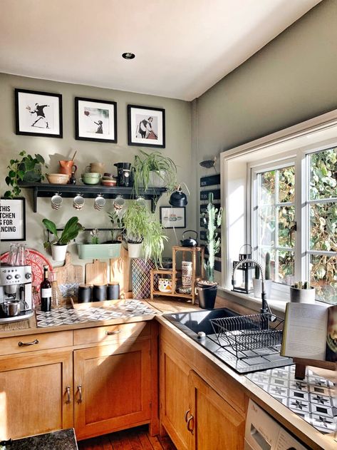 Green Kitchen Walls, Light Wood Cabinets, Cottage Style Kitchen, Green Kitchen, Wood Kitchen, Wood Cabinets, Ideas Home, Kitchen Home, Kitchen Styling