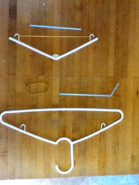 Hanger Bow And Arrow, Diy Cupid Bow And Arrow, How To Make A Bow And Arrow, Diy Bow And Arrow, Cupid Costume Ideas, Arrow Costume, Arrows Diy, Scout Activities, Diy Crafts For Girls