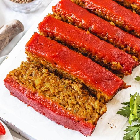 This delicious vegetarian lentil loaf with ketchup glaze is a great meatless centerpiece dish - perfect for those looking to eat less meat! Capirotada Recipe, Lentil Loaf Recipe, How To Cook Lentils, Cauliflower Rice Casserole, Delicious Vegetarian Dinner, Mushroom Gravy Recipe, Lentil Loaf, Plant Based School, Canned Lentils