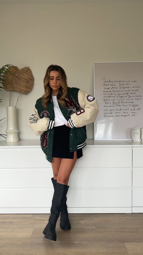 Baseball Jacket Winter Outfit, Letterman Cardigan Outfit, Styling Green Jacket, Women Varsity Jacket Outfit, Oversized Sports Jacket Outfit, Letterman Jacket Outfit Skirt, Leatherman Jacket Outfit Women, Letterman Jacket Outfit Woman, Football Jacket Outfit Women