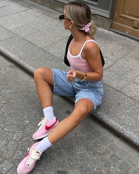 nike cortez are back 💖🌸💕🎀✨ @nikewomen @zalando #zalando #cortez #nike #nikestyleby Summer Nike Outfits, Pink Sneakers Outfit, Classy Airport Outfit, Nike Cortez Outfit, Flight Outfit Airport Style, Pink Shoes Outfit, Chic Airport Outfit, Chic Travel Outfit, Comfy Airport Outfit