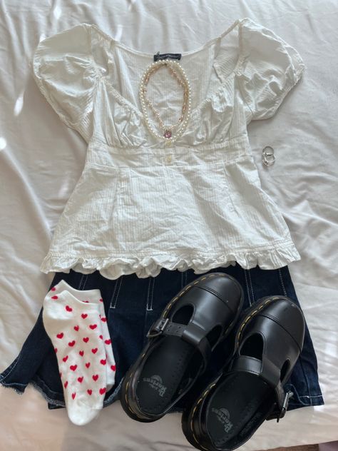 Floral Print Outfit Ideas, Mary Janes Outfit Skirt, Coquette Preppy Outfit, Preppy White Outfit, Coquette Midsize Outfits, Preppy Outfits Aesthetic Y2k, Simple Coquette Outfit, Coquette Mary Janes Outfit, Coqutte Aesthetic Girl Outfit