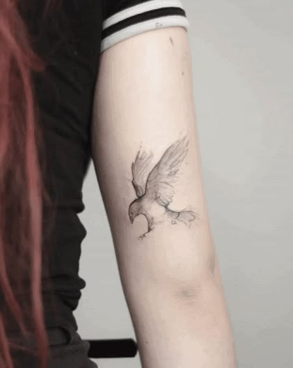 Raven Tattoo - 200+ Crow Tattoo Designs To Inspire You - Tattoo Stylist Raven Woman Tattoo, Girly Raven Tattoo, Delicate Raven Tattoo, Flying Raven Tattoo Design, Raven Tattoo For Women, Delicate Crow Tattoo, Huginn And Muninn Tattoo Design, Crow Fine Line Tattoo, Feminine Crow Tattoo