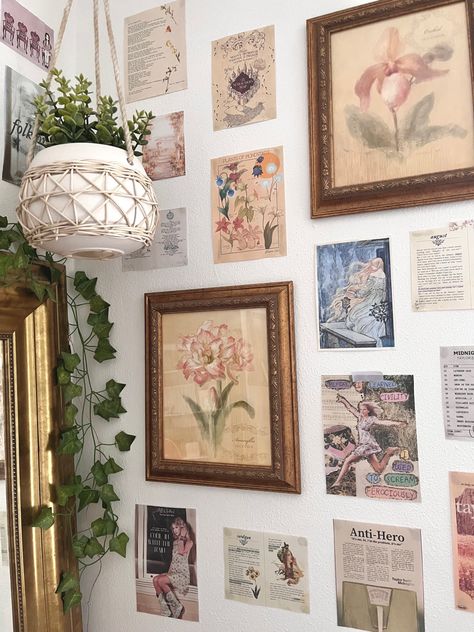 Wall Deco Inspo Aesthetic, Italy Inspired Room, Retro Room Ideas Bedroom Vintage, Plant Coquette Room, Shabby Chic Accent Wall, Wall Pictures Aesthetic Ideas, Vintage Posters Wall Decor, Light Academia Room Decor Bedroom, Coquette Poster Wall Bedroom