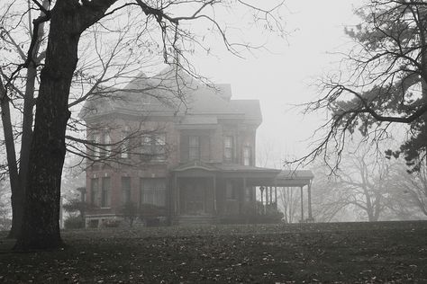 On dirait la maison de Forrest Gump. / Looks like the  house  of  Forrest  Gump. Scary Houses, Creepy Houses, Spooky Places, Spooky House, Southern Gothic, House Book, Haunted Houses, Haunted Places, Dark Places