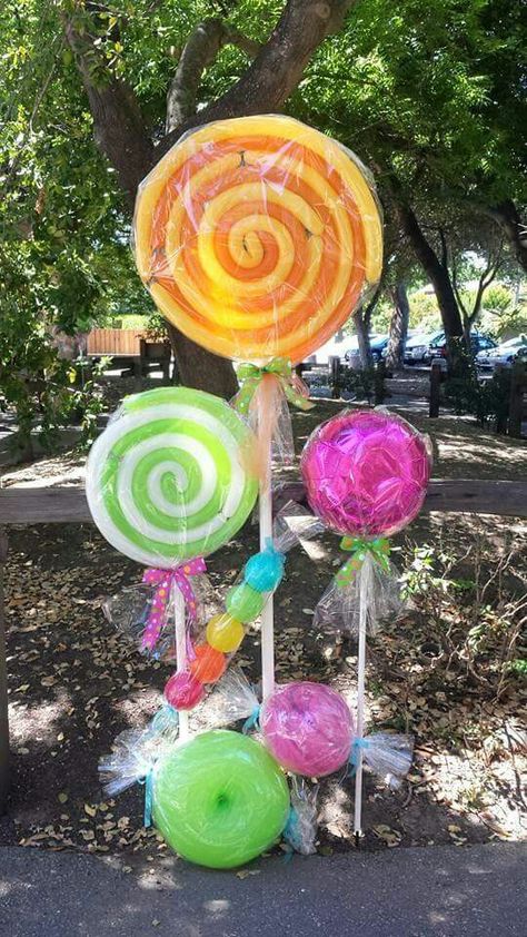 Easy Outdoor Christmas Decorations, Candy Decorations Diy, Willy Wonka Party, Candy Theme Birthday Party, Candy Themed Party, Candy Land Birthday Party, Candy Birthday Party, Gingerbread Christmas Decor, Candyland Birthday