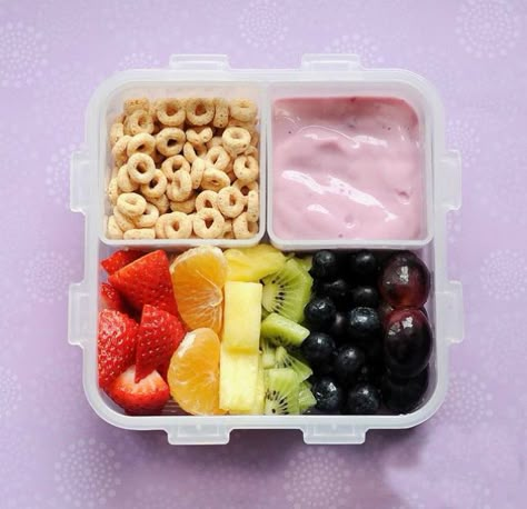 Use fruit, yogurt and cereal to make this healthy snack. Bento Box Recipes, Kids Lunch Ideas, Resep Salad, Toddler Lunches, Bento Lunches, Resep Diet, Healthy School Lunches, Kids Lunches, School Lunch Ideas