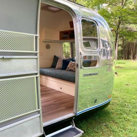 1973 Airstream Ambassador 29 - New York, New York Accessible House Plans, Container Interior, Airstream Land Yacht, Accessible House, Caravan Living, Airstream Bambi, Airstream Living, Campervan Bed, Airstream Travel Trailers