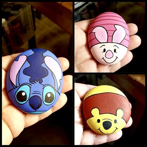 Posca Rock Art, Rock Painting Ideas Cartoon, Family Rock Painting, Rock Painting Characters, Ideas Para Pintar Piedras Faciles, Cartoon Painted Rocks, Rock Painting Ideas Disney, Disney Painted Rocks, Disney Rock Painting Ideas